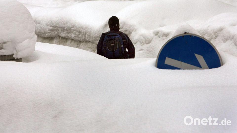 Ein Passant lief am 9. Februar 2006 in Zwiesel durch die Schneemassen. (Archivbild) Bild: Frank Leonhardt/dpa