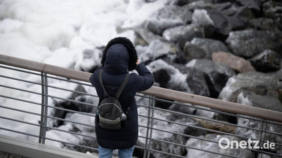 Eine Frau steht an der Brüstung auf der Seebrücke von Prerow. Bild: Philip Dulian/dpa