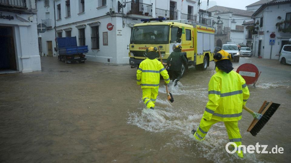 Einsatzkräfte verschiedener Feuerwehren beseitigen das Wasser in der Gemeinde Grazalema nach dem Durchzug des Tiefs „Leonardo“. Bild: Joaquín Corchero/EUROPA PRESS/dpa