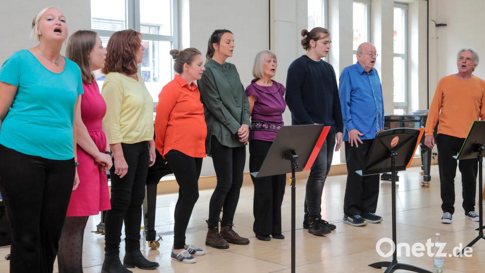 Mit Liedern aus aller Welt gestalteten der Multichor und sein Leiter Franz Xaver Reinprecht den Nachmittag mit. Bild: Wolfgang Steinbacher