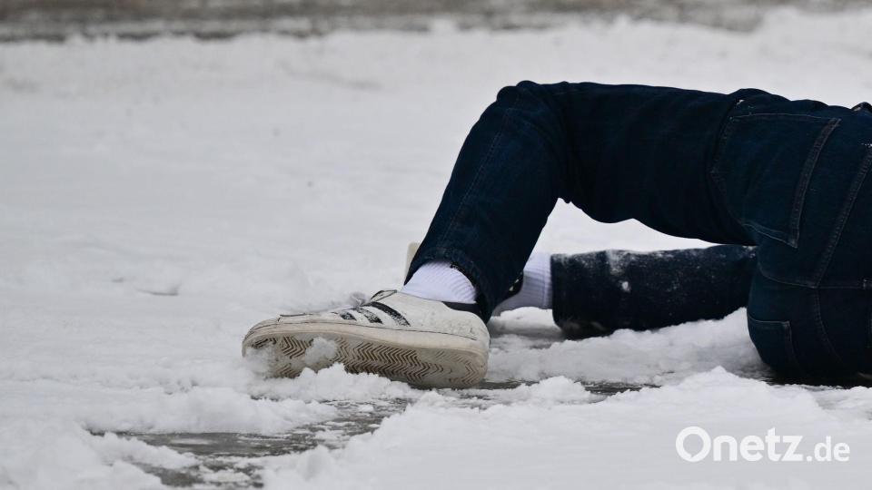 Es ist vielerorts glatt. Bild: Sebastian Christoph Gollnow/dpa