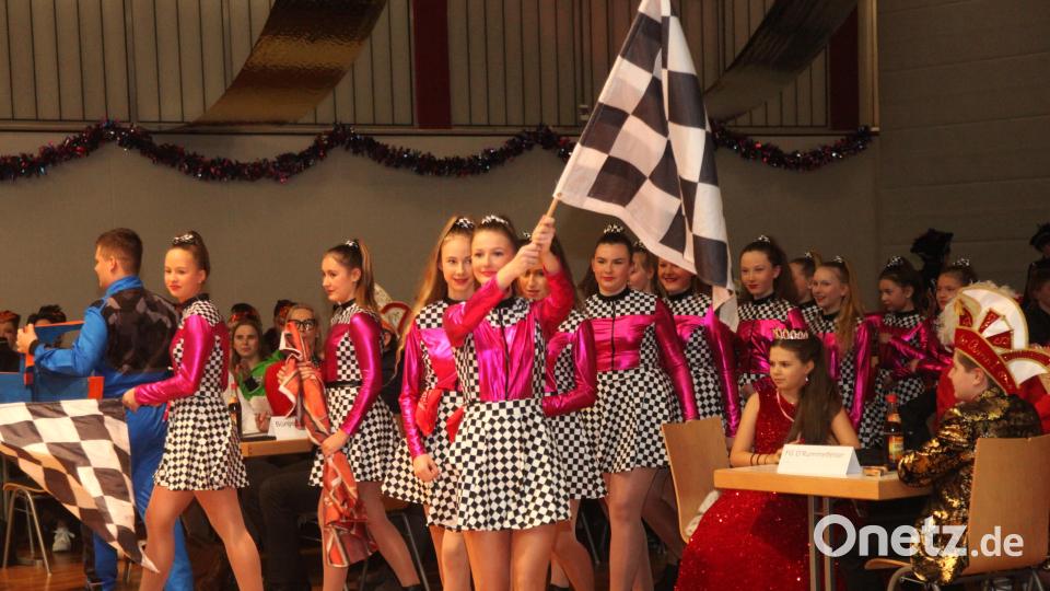 OVI-helau: Einmarsch der "Racing Queens" der Tanzgruppe Grün-Weiß aus Oberviechtach. Bild: Hirsch
