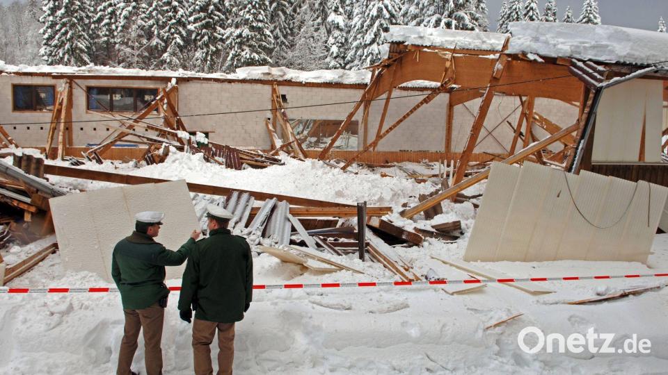 Im niederbayerischen Bernried brach eine Reithalle zusammen. (Archivbild) Bild: Armin Weigel/dpa