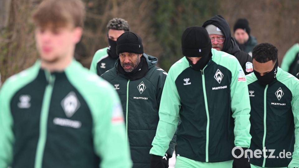 Auf dem Weg zum ersten Werder-Training: Der neue Chefcoach Daniel Thioune. Bild: Carmen Jaspersen/dpa