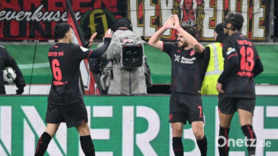 Leverkusens Jonas Hofmann (m) jubelt über sein Tor zum 3:0 gegen den FC St. Pauli. Bild: Federico Gambarini/dpa