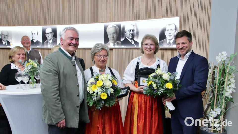 Die "Geschwister Winterer" Helga Kasparides (Dritte von rechts) und Marita Lobenhofer (rechts daneben) wurden mit der Verdienstmedaille des Marktes Schwarzenfeld ausgezeichnet. Überreicht wurde sie von Bürgermeister Peter Neumeier (rechts), die Laudatio auf die Musikerinnen hlielt Marktrat Manfred Bäumler (vorne links). Bild: Thomas Dobler