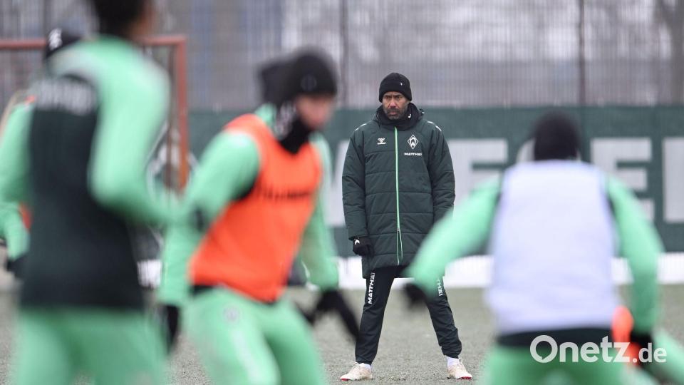 Daniel Thioune (M), neuer Trainer von Fußball Bundesligist Werder Bremen, schaut beim Training auf sein neues Team. (zu dpa: ««Mega cool»: Thioune gibt Werder neue Energie») Bild: Carmen Jaspersen
