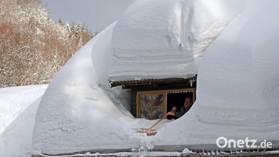 In Deggendorf türmte sich der Schnee meterhoch auf einem Hausdach. (Archivbild) Bild: picture alliance / dpa-tmn