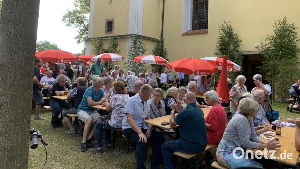 Nach dem Gottesdienst stärken sich die Pilger, betreute von der Feuerwehr Neustadt, im Schatten der Wallfahrtskirche. Archivbild: adj
