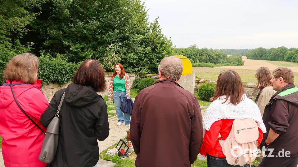 Schauplatz der Filmkomödie „Hundslinger Hochzeit“ war auch der Friedenfelser Friedhof. Christina Baumer (hinten) erinnerte dabei an die umfangreichen Filmszenen. Bild: bsc