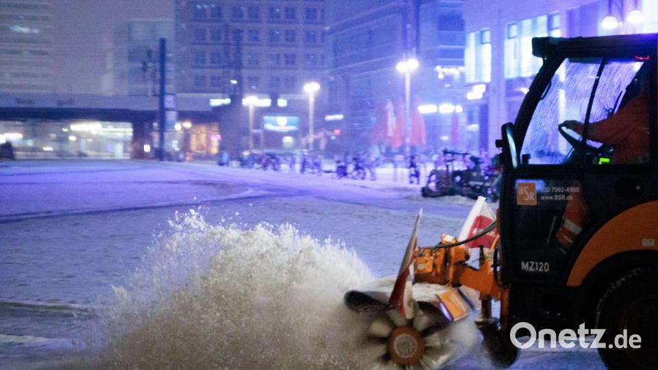 Schnee und Eis in der Hauptstadt: BSR räumt den Alexanderplatz Bild: Carsten Koall/dpa