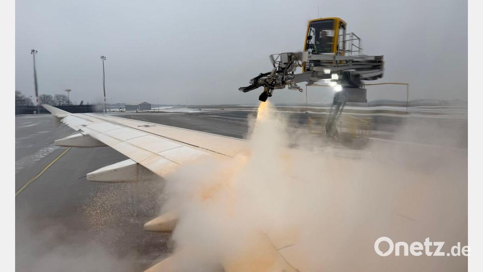 Enteisung am BER: Luftwaffen-Flugzeug wird für Abflug vorbereitet Bild: Anne-Béatrice Clasmann/dpa