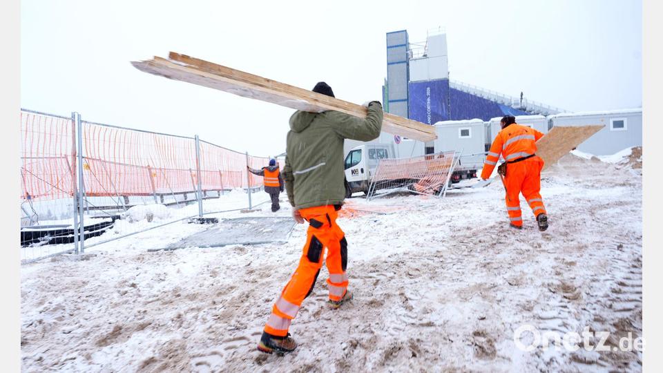 Bis kurz vor Beginn sind noch Handwerker zugange. Bild: Michael Kappeler/dpa