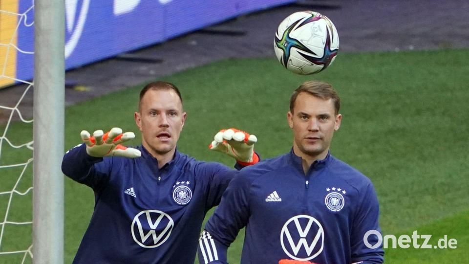 Marc-André ter Stegen (l) stand immer im Schatten von Manuel Neuer. (Archivbild) Bild: Marcus Brandt/dpa