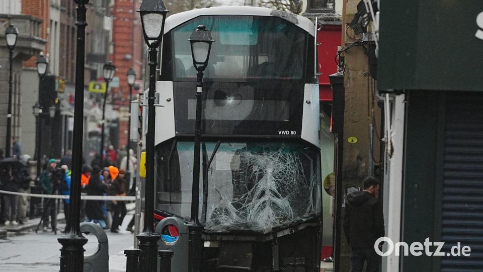 Ein Mann kam bei dem Unfall ums Leben. Bild: Brian Lawless/PA Wire/dpa