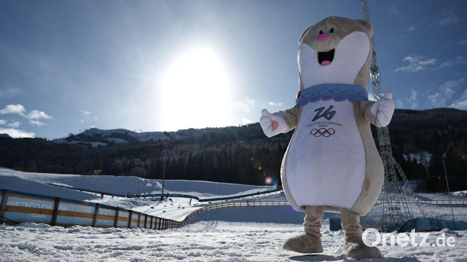 Olympia-Maskottchen Tina präsentiert sich im Langlaufstadion von Val di Fiemme Bild: Daniel Karmann/dpa