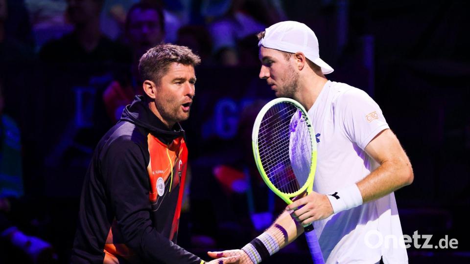 Mit Coach Michael Kohlmann (l) soll Routinier Jan-Lennard Struff (r) das deutsche Tennis-Team zum Erfolg führen. Bild: Frank Molter/dpa