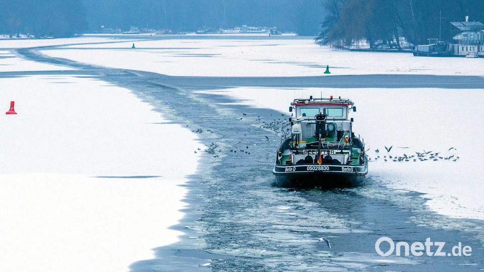 „Seeotter“ im Einsatz: Eisbrecher durchquert gefrorene Spree bei Rummelsburger Bucht in Berlin. Bild: Carsten Koall/dpa