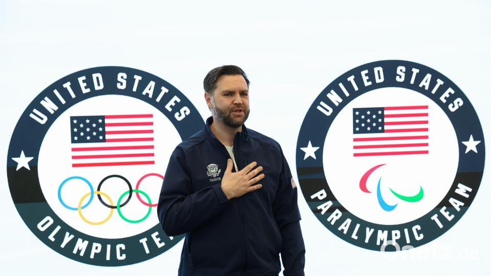 Er traf kurz nach der Ankunft mit US-Athleten zusammen. Bild: Kevin Lamarque/Pool REUTERS/AP/dpa