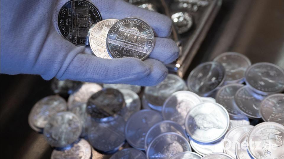 Unter anderem dient Silber als Investment. (Archivbild) Bild: Sven Hoppe/dpa