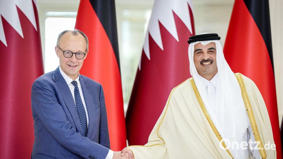 Merz - hier mit dem Emir des Staates Katar - betonte, er habe bei seinem Besuch in Saudi-Arabien und Katar auch Menschenrechtsfragen angesprochen. Bild: Kay Nietfeld/dpa