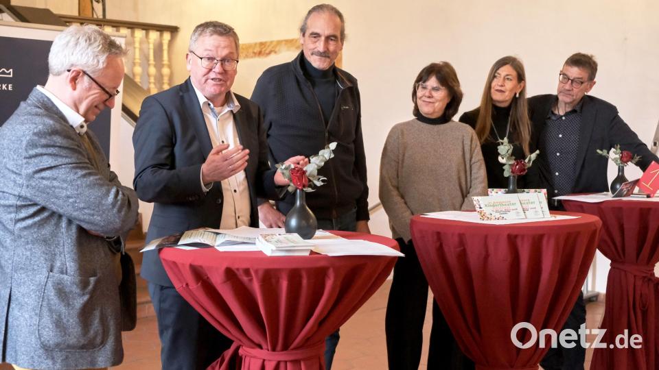 Mit begeisterten Worten erinnerten sich die Vertreter der Stadt, des Kulturamts und des Sponsors daran, wie die jungen Besucherbei den Vorstellungen mitgehen (von links): Kulturreferent Dr. Fabian Kern, Oberbürgermeister Michael Cerny, Martin Malitzke als Vertreter der Geschäftsführung der Stadtwerke Amberg, Kulturfachkraft Ingeborg Waldherr, Stadtwerke-Pressereferentin Karoline Gajeck-Scheuck und Kulturamtsleiter Reiner Volkert. Bild: Peter Ringeisen