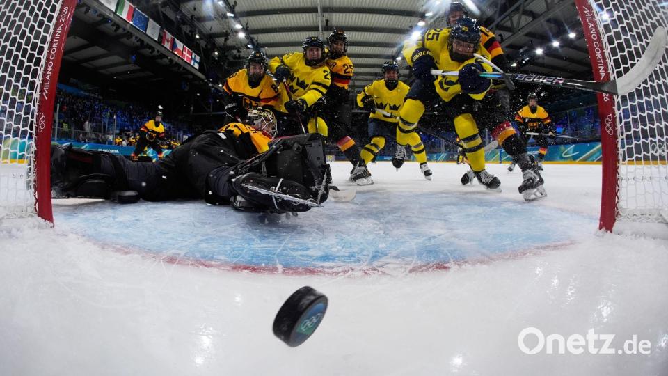 Frauen-Eishockey: Schweden eröffnet Spiel gegen Deutschland mit Tor in Mailand Bild: Petr David Josek/Pool AP/AP/dpa