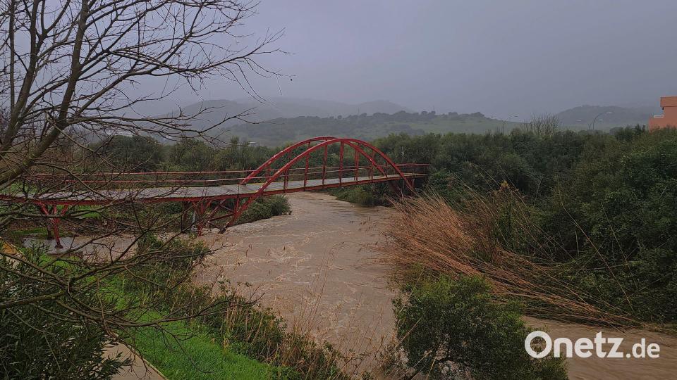 In der Region Málaga wurde weiter nach einer Frau gesucht, die von den Wassermassen fortgerissen worden war. Bild: Nono Rico / Europa Press/EUROPA PRESS/dpa