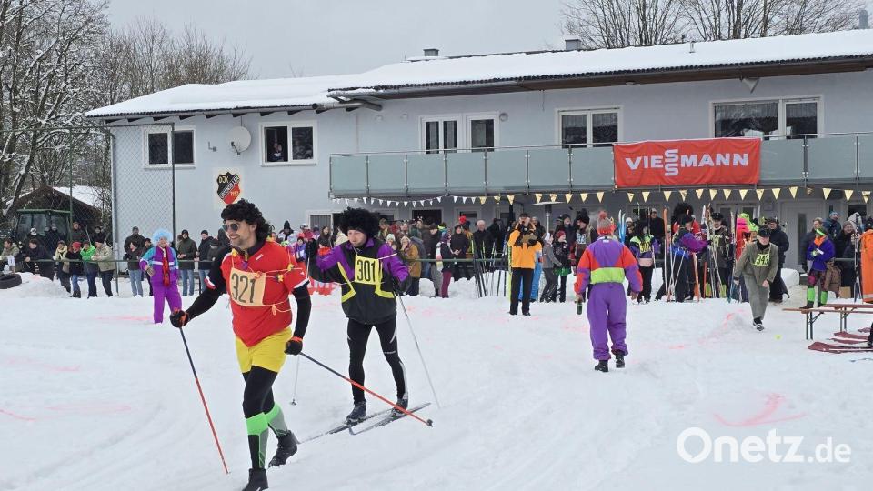 Maskiert und mit fantasievollen Namen kämpfen die Teams um den Sieg. Bild: Daniel Meuler