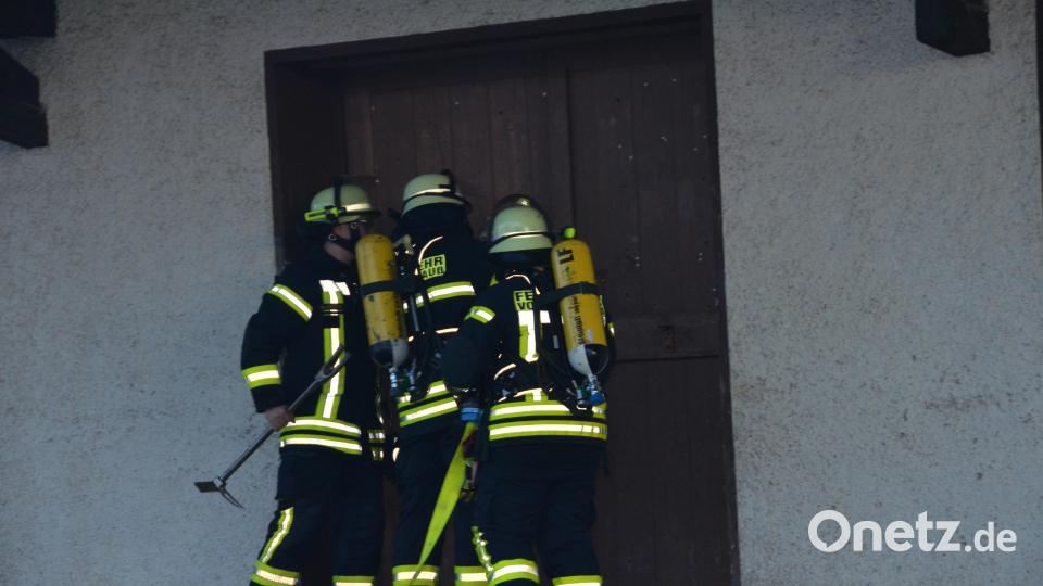 Das verschlossene Eingangstor hebelten die Feuerwehrkräfte auf. Bild: dob