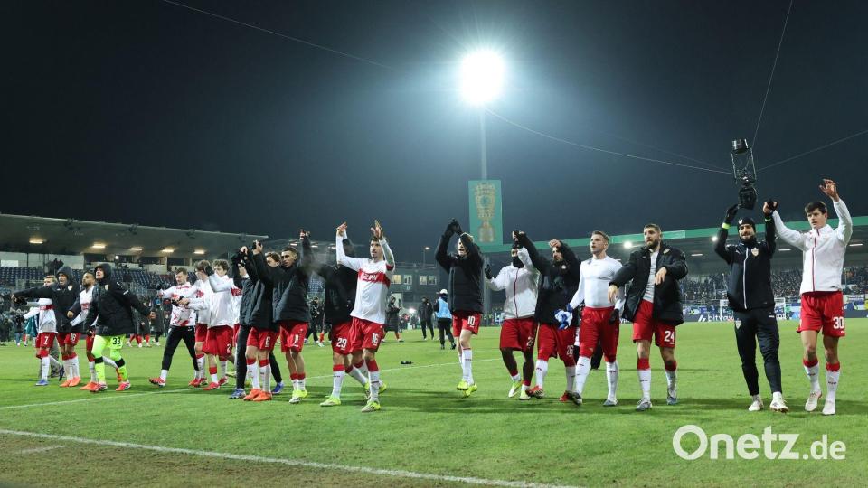 Die VfB-Profis feiern mit den Fans in Kiel nach dem Einzug ins Halbfinale des DFB-Pokals. Bild: Christian Charisius/dpa