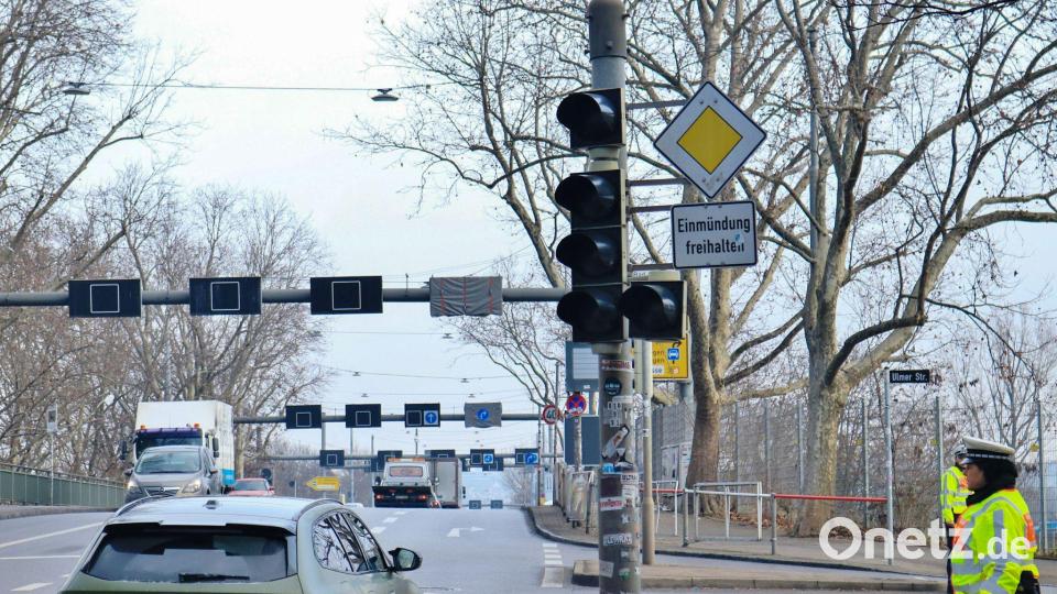 Stromausfall in Stuttgart: Polizisten regeln Verkehr an einer Kreuzung Bild: Kevin Lermer/onw-images/dpa