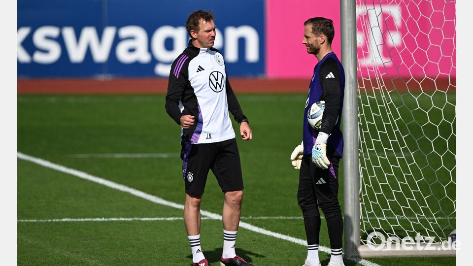 Julian Nagelsmann (l) mit Oliver Baumann. Wir der Hoffenheimer nun auch der WM-Torwart des Bundestrainers? (Archivbild) Bild: Federico Gambarini/dpa