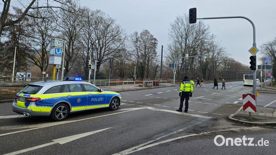Polizisten mussten teils den Verkehr an ausgefallenen Ampeln regeln. Bild: Andreas Rosar/dpa