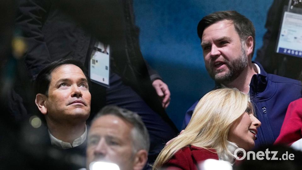 US-Vizepräsident JD Vance (r) und US-Außenminister Marco Rubio verfolgten am Donnerstagnachmittag das US-Vorrundenspiel im Frauen-Eishockey gegen Tschechien. Bild: Petr David Josek/AP/dpa
