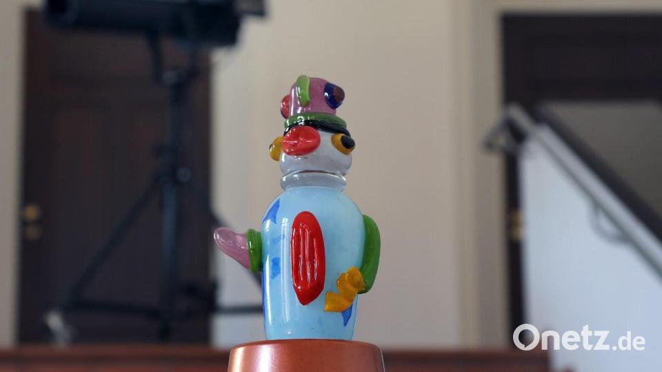 Die Glasfigur "KIT", gestaltet von Otmar Alt, wird durch die Kinderjury an diejenige Theatergruppe verliehen, die ihrem Urteil nach die beste Aufführung des Festivals gespielt hat. Im vergangenen Jahr war das das Kinder- und Jugendtheater Chapeau Claque aus Bamberg. Bild: Wolfgang Steinbacher