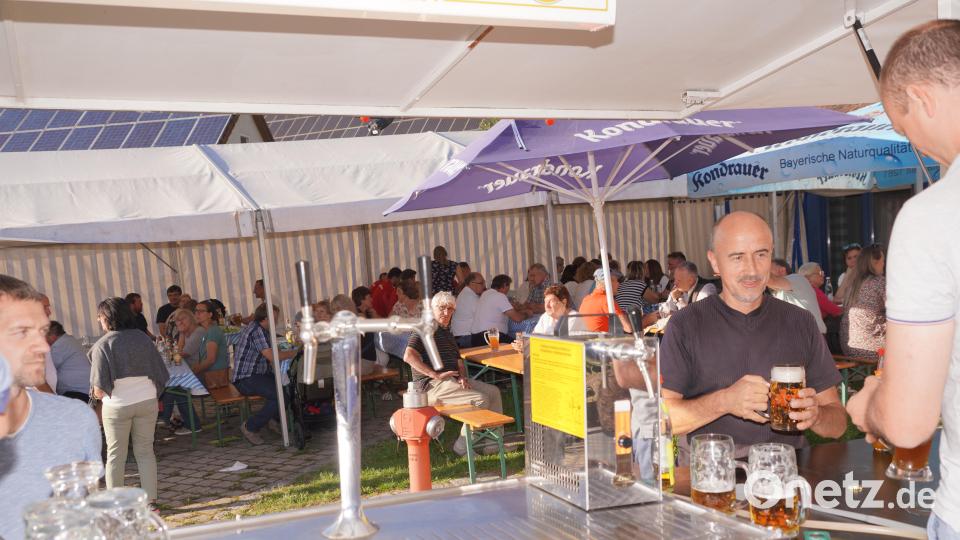 Beim Dorffest in Albersrieth sorgte das Schank-Team dafür, dass niemand durstig nachhause gehen musste. Bild: fvo
