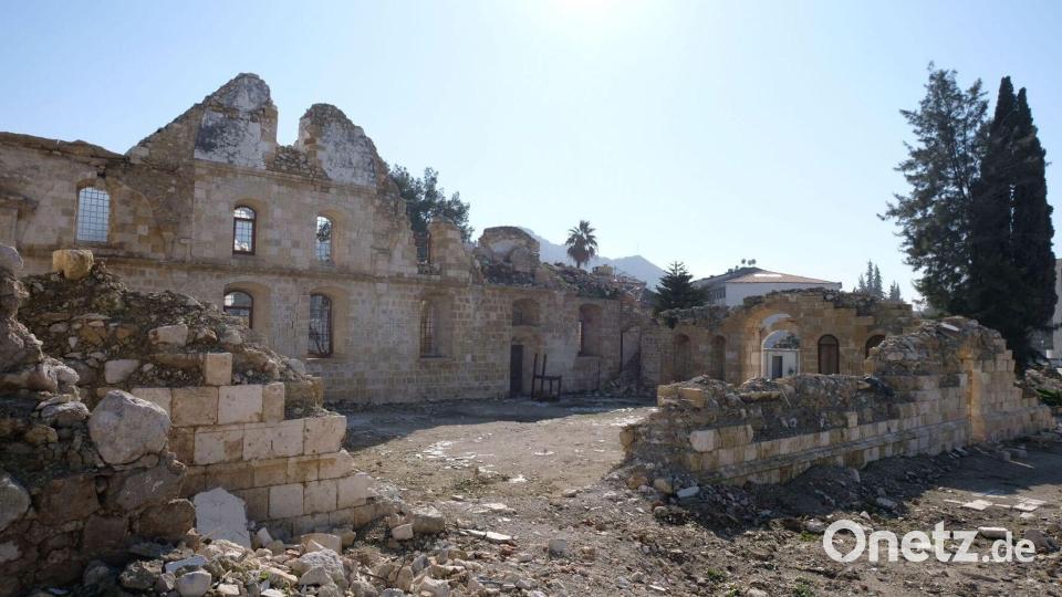 Nur einige Mauern der Kirche hielten dem verheerenden Beben stand Bild: Mirjam Schmitt/dpa