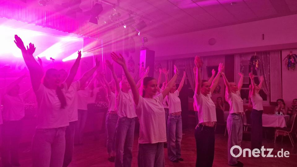 Die Nachwuchstruppe "Dancing Flames" eröffnete die Showtänze Bild: rtw