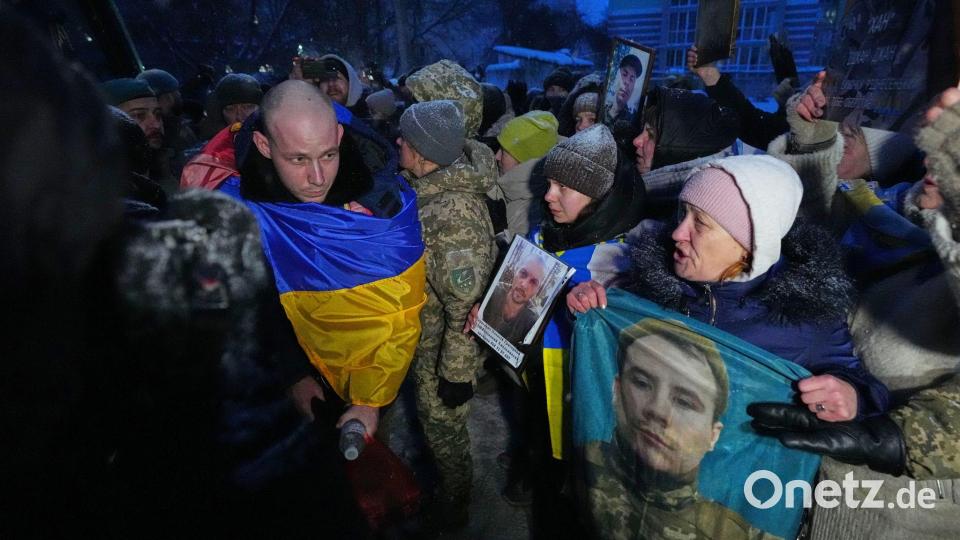 Ein ukrainischer Soldat geht vor einer Menschenmenge entlang, nachdem er nach einem Kriegsgefangenenaustausch zwischen Russland und der Ukraine aus der Gefangenschaft zurückgekehrt ist. Bild: Sergei Grits/AP/dpa