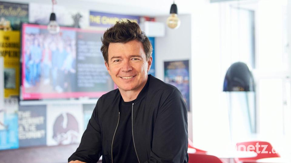 Über das Internet-Phänomen „Rickrolling“ sagt Rick Astley: „Ich habe mich kaputt gelacht.“ (Archivbild) Bild: Annette Riedl/dpa