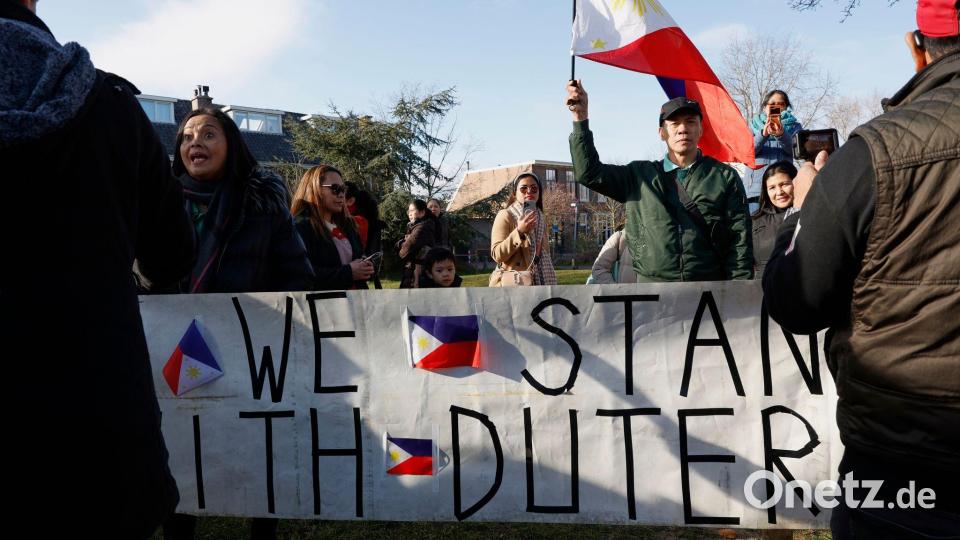 Zu den sieben Beschuldigten, die derzeit in Haft sind, zählt der ehemalige philippinische Präsident, Rodrigo Duterte. Dessen Anhänger demonstrieren regelmäßig in Den Haag. (Archivbild) Bild: Omar Havana/AP/dpa