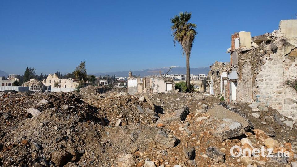 Links ist die Fassade der Kirche inmitten der Zerstörung zu sehen. Bild: Mirjam Schmitt/dpa