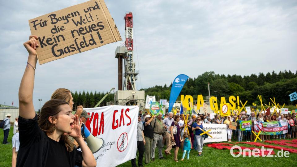 Immer wieder haben Umweltschützer und Anwohner gegen die Erdgassuche protestiert - auch wegen Sorgen um die Trinkwasserversorgung. Die nun bekanntgewordenen Informationen über Gewässerproben dürften die Zweifel verstärken. (Archivbild) Bild: Stefan Puchner/dpa