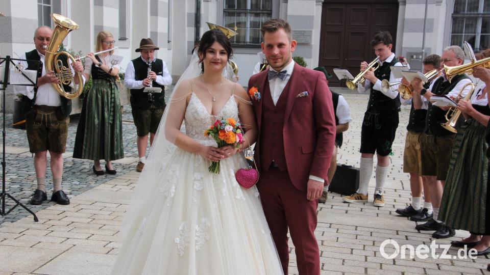 Marina Pohl-Schicker und Dr. Johannes Pohl haben geheiratet. Die Blaskapelle Falkenberg spielte dem Brautpaar ein Ständchen. Bild: kro