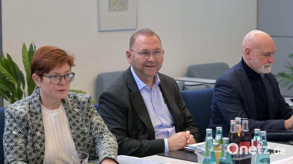 Christine Behle, Verdi-Vize, im Verhandlungsraum in Potsdam, neben ihr Verdi-Chef Frank Werneke und dbb-Chef Volker Geyer. (Archivbild) Bild: Michael Bahlo/dpa