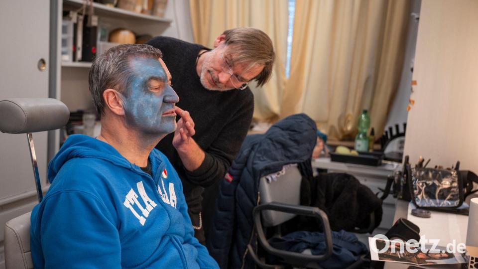 Maskenbildner Dirk Hirsch (r) weiß: Die blaue Schminke im Gesicht des Ministerpräsidenten darf nicht aussehen wie Make-up. Bild: Daniel Vogl/dpa