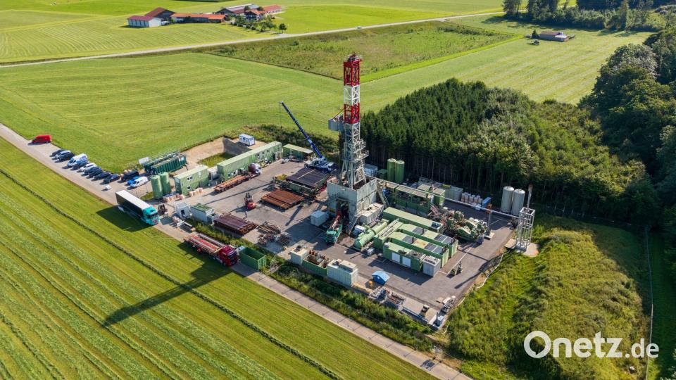 Der Bohrturm ist zwar schon längst wieder abgebaut - die Sorge um das Trinkwasser der Gemeinde Reichling unweit des Ammersees ist aber groß. Auch das Wasserwirtschaftsamt Weilheim fürchtet angesichts hoher Schadstoffwerte um die Sicherheit der örtlichen Trinkwasserquelle unweit des Bohrplatzes. (Archivbild) Bild: Peter Kneffel/dpa