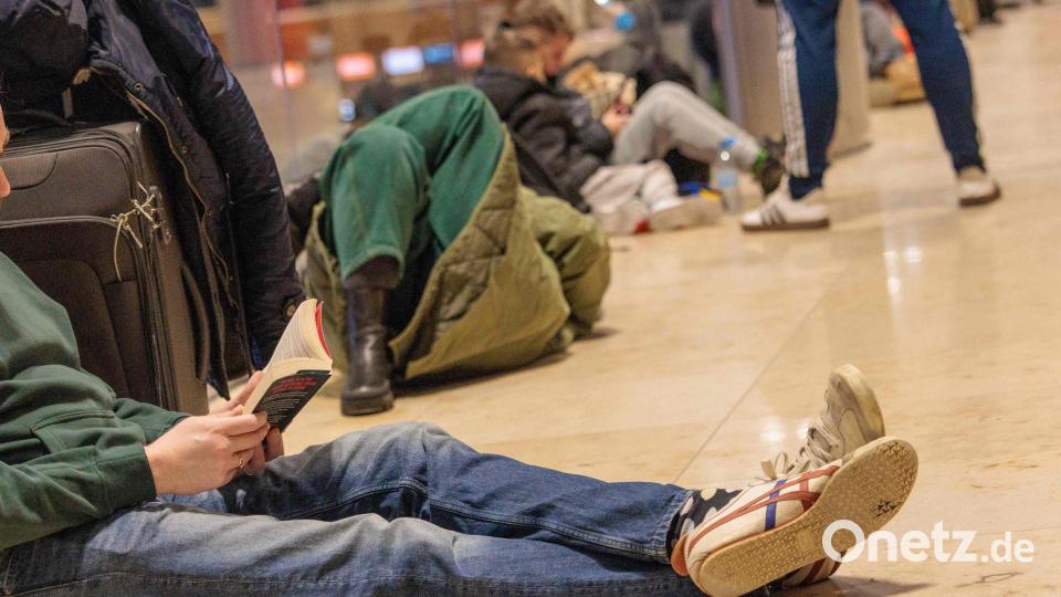 Viele Passagiere mussten ausharren. Bild: Carsten Koall/dpa