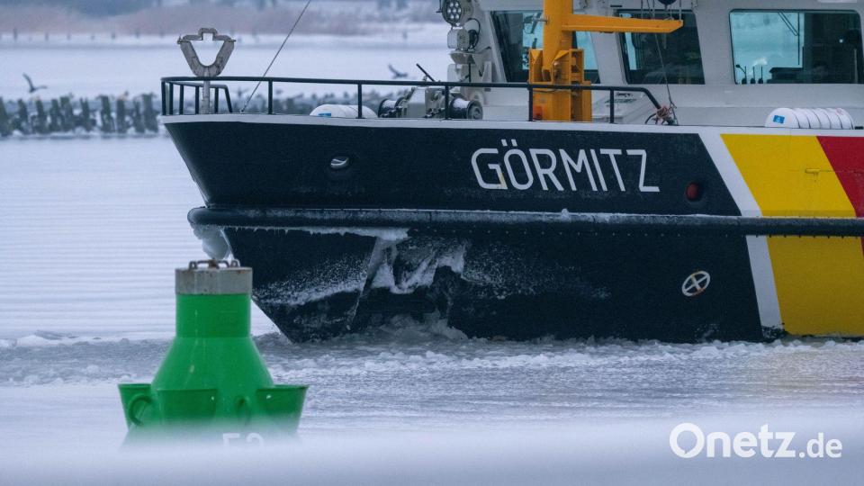 Kalte Ostsee, starker Einsatz: Eisbrecher "Görmitz" vor Stralsund unterwegs Bild: Stefan Sauer/dpa
